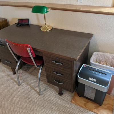 Charming Home Office Set: Desk, Chair & Lamp Discover this functional and stylish set, perfect for creating an inviting workspace or...
