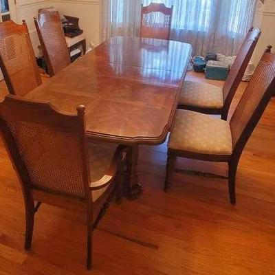 Universal Furniture Co Dining Room Table & 8 Chairs 