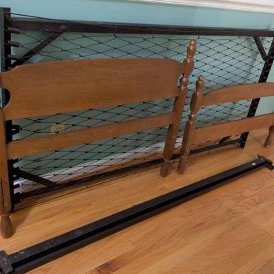 Twin Headboard/Footboard w/ Metal Rails & Metal Mesh Frame