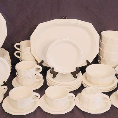 Pfaltzgraff Heritage China Dinnerware Set for 10