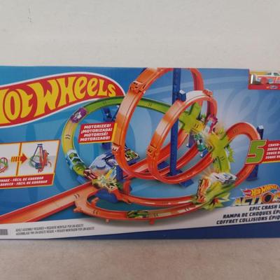 Hot Wheels Epic Crash Dash with 5 Crash Zones Track Set - New in Box