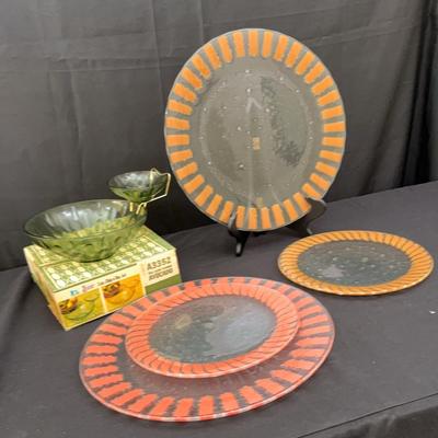 Mid-Century Vibe | Lyric Chip ‘n Dip in Avocado Green & 4 Textured Glass Chargers