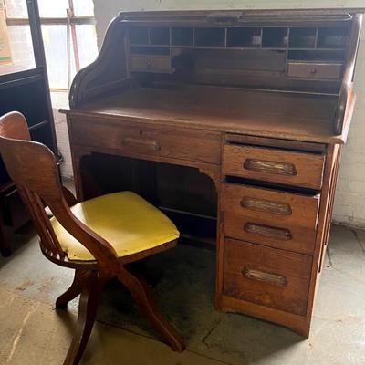 Early 20th Century Oak Roll Top Desk with Chair