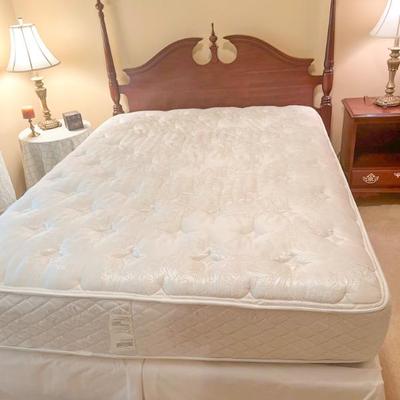 Harden 2-Post Queen size Bed  