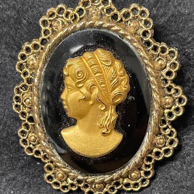 Vintage Victorian Gold Tone Cameo