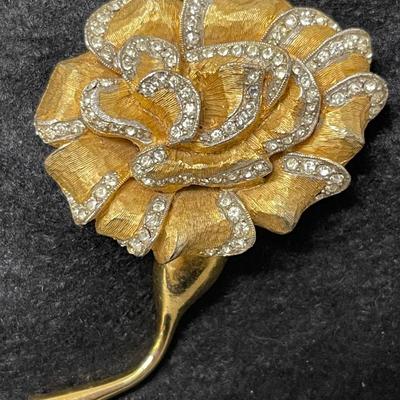 “Weiss” Vintage Flower Brooch