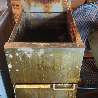 LG9008 Dean Commercial / Industrial Deep Fryer - Gas - Natural Series AH Model SR42GN  $500.00