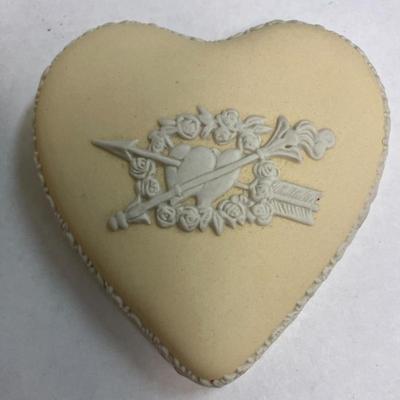 Vtg Wedgewood Jasperware Rare Yellow “Couples” Heart Shaped Trinket Box AAA2376 $65.00 