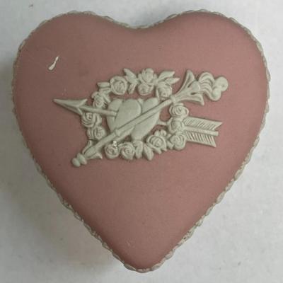 Vtg Wedgewood Jasperware Pink “Couples” Heart Shaped Trinket Box AAA2377 $65.00 