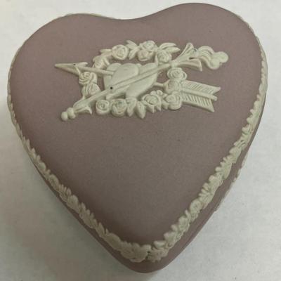 Vtg Wedgewood Jasperware Lilac “Couples” Heart Shaped Trinket Box AAA2378 $65.00 