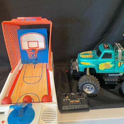 Electronic Hot Shot Basketball Arcade Game & Remote Control Street Comber 