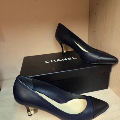 Chanel pumps with pearls on heels. With box. Slightly worn. 37.5 size