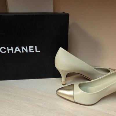 Chanel pumps, with box. Slightly worn. Size 37.5