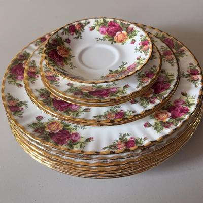 Royal Albert Old Country Roses Porcelain Plate Set