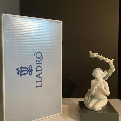 Lladró Admiratio Figure