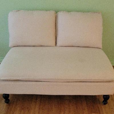 ELEGANT SETTEE