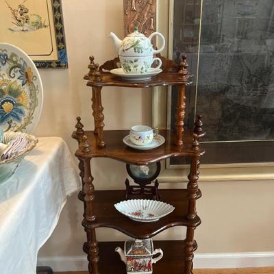 TIER TABLE
TEA POTS AND TEA CUPS