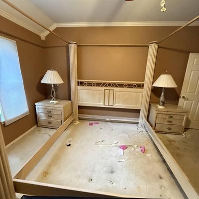 Henredon Solid Wood Mid century style King Bedframe, Headboard And Pillars And 2 Nightstands 