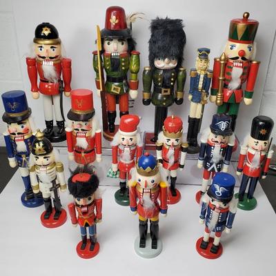 Vintage Wooden Nutcracker Soldiers – Collection of 15 Figurines