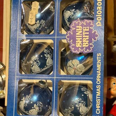Vintage shiny brite ornaments with box! 