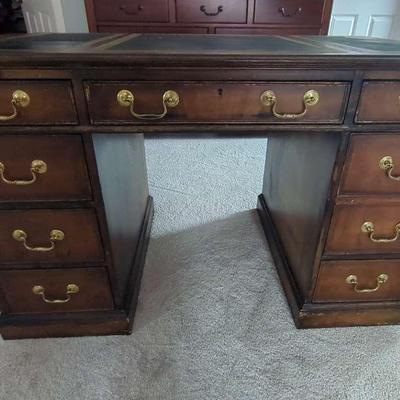 Antique Victorian Mahogany Double Pedestal Desk – Timeless Elegance