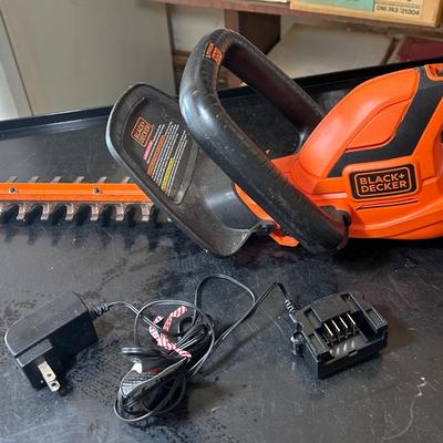Black & Decker 22” 20V Hedge Trimmer With Battery And Charger 