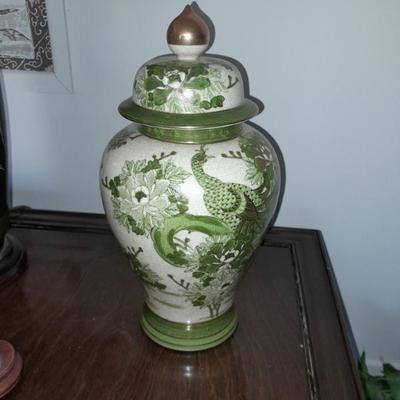 Toyo lidded vase