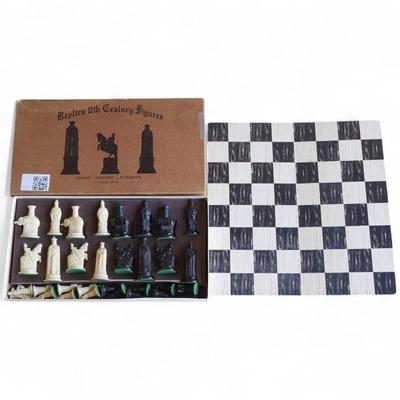 1947 Kingsway Florentine Chess Set w/ Board & Box