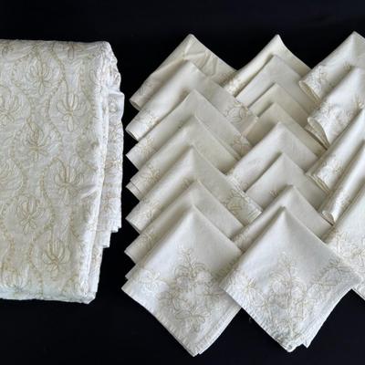 White + Gold Metallic Detailed Table Linens