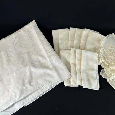 Leaf Print Table Linens