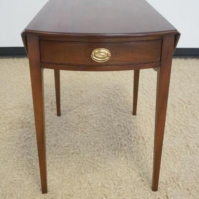 1206	KITTINGER WILLIAMSBURG ADAPTATION DROP LEAF TABLE WITH 1 DRAWER AND PEMBROOK LEGS, APPROXIMATELY 21 IN X 30 IN X 28 IN H, EACH LEAF...