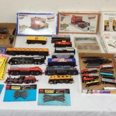 1133	LARGE GROUP OF HO GAUGE AND N GAUGE ASSORTED TRAINS AND ACCESSORIES
