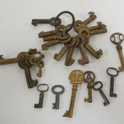 1085	GROUP OF ASSORTED ANTIQUE KEYS MANY BRASS RR LOCK KEYS
