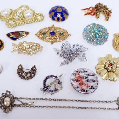 1173	APPROXIMATELY 17 LADIES DESIGNER PINS, SOME MARKED BY THE MAKER
