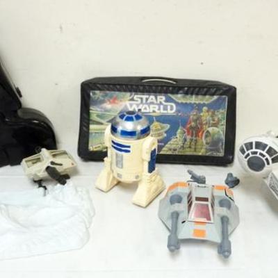 1132	STAR WARS GROUP OF ASSORTED TOYS, PARTS AND STORAGE CASES
