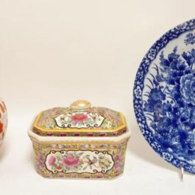 1122	GROUP OF ASSORTED ASIAN PORCELAIN, LARGEST PIECE APPROXIMATELY 12 IN
