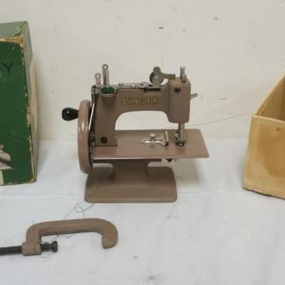 1099	SINGER *SEW HANDY* IN BOX, APPROXIMATELY 7 IN X 8 IN X 3 IN HIGH
