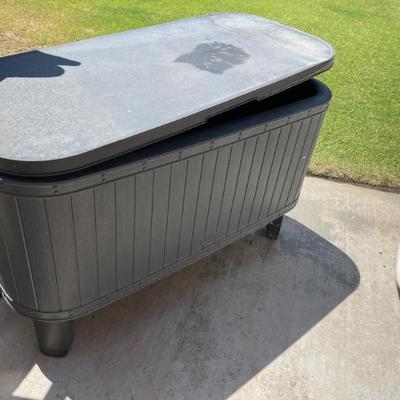 Cooler table 
