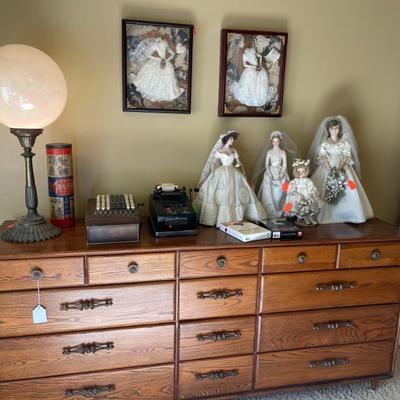 Fabulous dresser ! Awesome light ! 