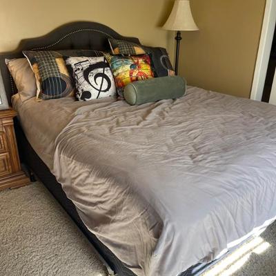  Guestroom, 
musical pillows