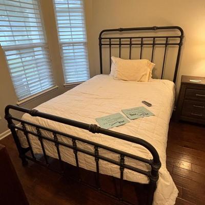 Sky Cloud me Hannibal bed. Separate Bed frame is iron