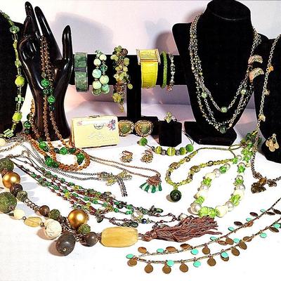 Luxurious Jewelry In Light Green