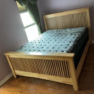 American Signature Arts & Crafts Queen Size Bed