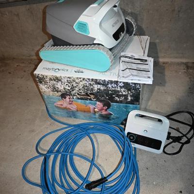 Robot pool cleaner Dolphin