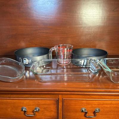 (6pc) Cookware - Pyrex & Other Glass | Pyrex measuring cup = 1 count Circular glass baking dish = 1 count Rectangular glass baking...