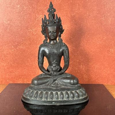 Tibetan/Buddhist Figure - Seated Buddha | Tibetan bronze statue of a seated Buddha, in a cross-legged meditative position on a lotus...