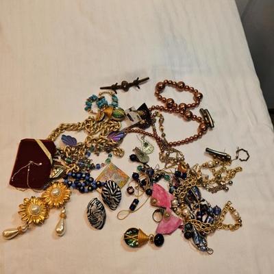 Costume Jewelry Lot B...