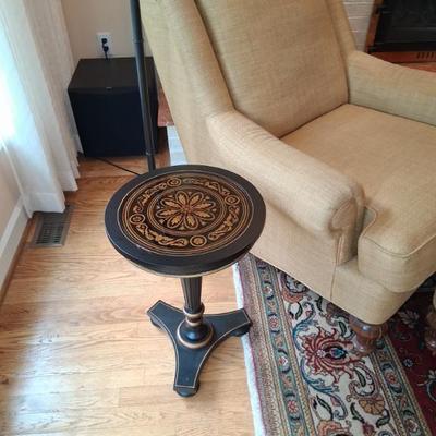 Green style pedestal end table