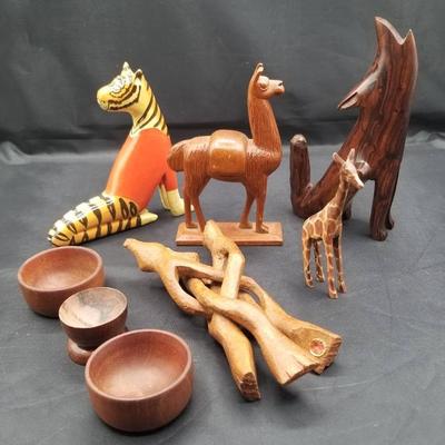 (MDR3091) Variety Of Wood Carvings Including Giraffe Tiger Wolf And Camel