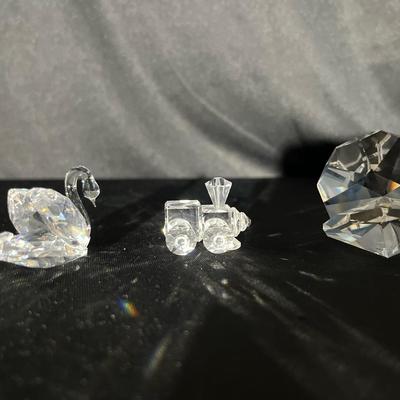 (S407) Swarovski Crystal Oyster With Pearl And Signum Swan/The Crystal Caravan Mini Train/